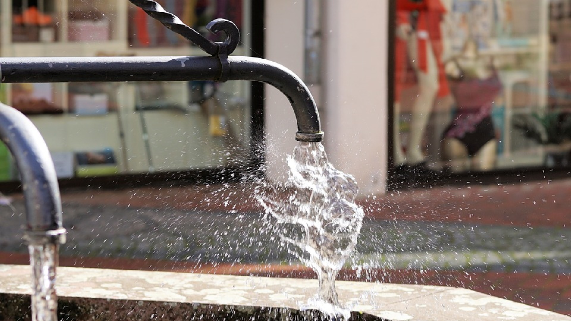 Падает напор воды. Вода в фонтане. Фонтан вода из крана. Слабый напор воды. Подача воды возобновлена.